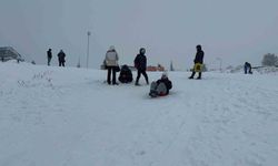 Uludağ'da etkili olan kar yağışıyla günübirlikçiler zirveye akın etti