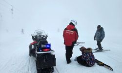 Uludağ'da jandarmadan kayakçılara yardım eli