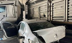 Uşak'ta otomobil ile tır çarpıştı: 1 yaralı