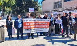 Üst geçit isteyen mahalleli eylem yapıp belediyeye tepki gösterdi