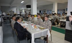 Vali Işın, orucunu Mehmetçiklerle açtı