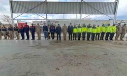 Vali Kalaylı uygulama noktasında güvenlik güçleri ve vatandaşlarla bayramlaştı