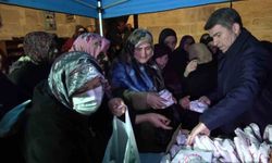 Vali Önder Bakan, cami bahçesinde ve kütüphanede vatandaşlara simit ile ayran dağıttı