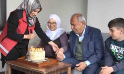 Yaşlı çift, çocukların getirdiği pasta ile Yaşlılar Haftası'nı kutladı