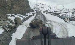 Yeni Mahalle yoluna düşen kayalar temizlendi