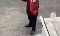 Yerde gördü, öperek yerine astı: İzleyenler duygulandı