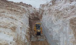 Yüksekova'da 8 metrelik kar tünelleri: İş makinesi içinde kayboldu