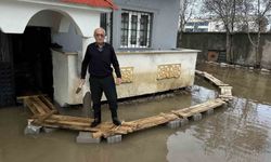 Yüksekova'da Venedik çilesi: Evlere giriş tahtadan köprülerle sağlanıyor