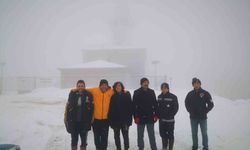 Zirvede kar eğlencesi: Bidonlarla kaydılar, traktörle kızak çektirdiler