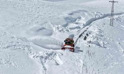Zorlu coğrafyada yoğun mesai: Sınırdaki karakollar ve yerleşim yerleşim yerlerine ulaşım sağlanıyor