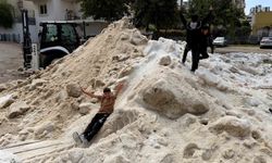 Adana'da nisan ayında çocukların kar topu keyfi