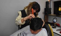 Afyonkarahisar'da erkek berberi kadın, üç yıldır müşterilerine hizmet veriyor