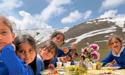 Ağrı'da öğrenciler baharı mangalla karşıladı