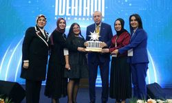 AK Parti Karşıyaka Kadın Kolları, ödülünü Cumhurbaşkanı Erdoğan'dan aldı