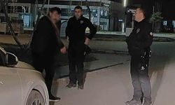 Aksaray polisinin elinde keser olan adamla imtihanı kamerada