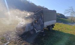 Alaplı'da seyir halindeki kamyonet yandı