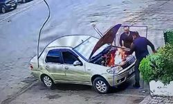 Alev alan otomobili üfleyerek söndürmeye çalıştı: O anlar kamerada