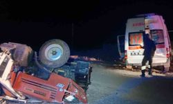 Ambulans traktöre arkadan çarptı: 4 yaralı