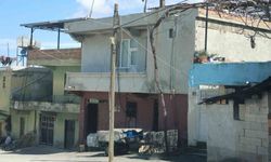 Annesine sopayla saldıran şahıs, araya giren eşini defalarca bıçaklayarak öldürdü