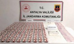 Antalya'da bir araçta yapılan aramada uyuşturucu madde ele geçirildi