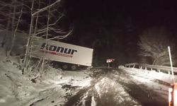 Ardahan-Artvin karayolunda kayan tır yolu kapattı, onlarca araç mahsur kaldı