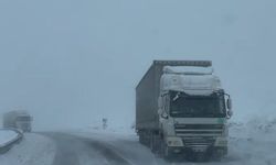 Ardahan'da ulaşıma kar ve tipi engeli