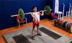 Azimle başladığı halterde 12 yaşında Türkiye şampiyonluğuna ulaştı