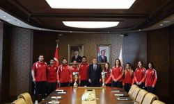 Bakan Bak, Avrupa şampiyonu milli güreşçileri ağırladı