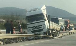 Bariyerlere çarpan tırda 2 kişi yaralandı
