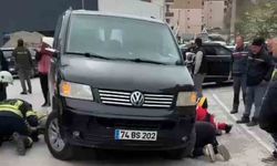 Bartın'da feci kaza: Aracın altında kalan kadını ekipler kurtardı