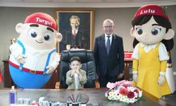 Başkan Çetin Akın koltuğunu minik başkana emanet etti