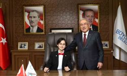 Başkan Güler koltuğunu 6'ncı sınıf öğrencisi Dağhan Öztürk'e devretti