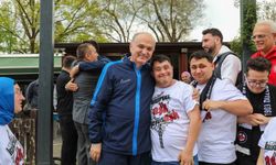 Başkan Özlü Kusursuz kafenin özel çalışanlarıyla masa tenisi oynadı