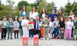 Başkan Vekili Çiçek miniklerle birlikte atık pil topladı