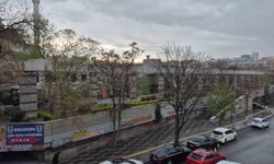 Başkent'te aniden başlayan fırtına vatandaşlara zor anlar yaşattı