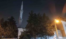 Batman'da cami minaresine yıldırım düştü