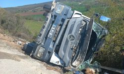 Beton mikseri şarampole yuvarlandı