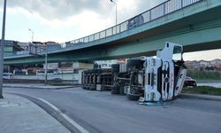 Beylikdüzü'nde virajı alamayan TIR devrildi