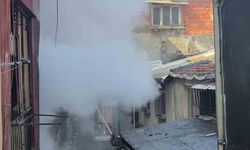 Beyoğlu'nda yangında mahsur kalan 2 kişi itfaiye ekiplerince kurtarıldı