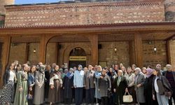 Bilecik'te Şeyh Edebali Türbesi'ni hiç ziyaret etmemiş yaşlılara öğrenciler eşlik etti