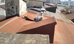 Binaların çatılara çıkan adam asansör parçalarını çaldı