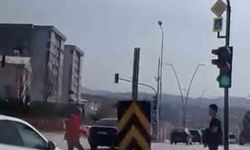 Bir adım hayat kurtardı: Kırmızı ışıkta yola atladı, facia teğet geçti