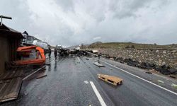 Bitlis'te iş makinesi ile tır çarpıştı: 1'i ağır 3 yaralı