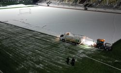 Bitlis'te maç öncesi sahada karla mücadele çalışması