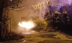 Bitlis'te seyir halindeki araç alev aldı