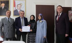 Bölge birincisi öğrenciye Kaymakam Öztürk'ten tebrik