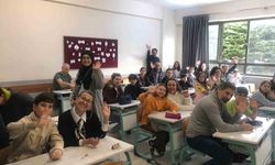 Bu okulda veliler çocuklarıyla sınava girdi...