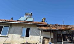 Burdur'da çıkan yangında ev ve ahır zarar gördü