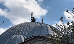 Caminin çatısına çıkan şahıs 2 saatlik çabanın sonunda ikna edilerek aşağı indirildi