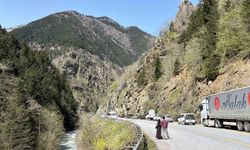 Çaykara-Uzungöl karayolunda kaya düşmesi nedeniyle ulaşım kontrollü sağlanıyor